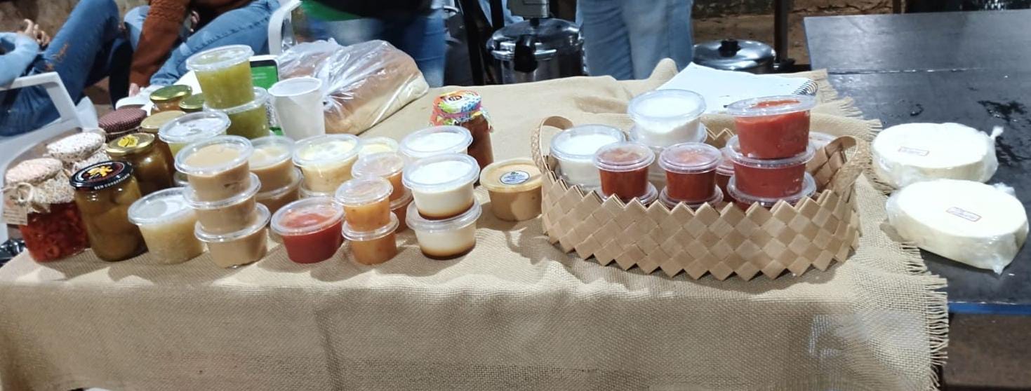Vista da feira com barracas de produtos frescos