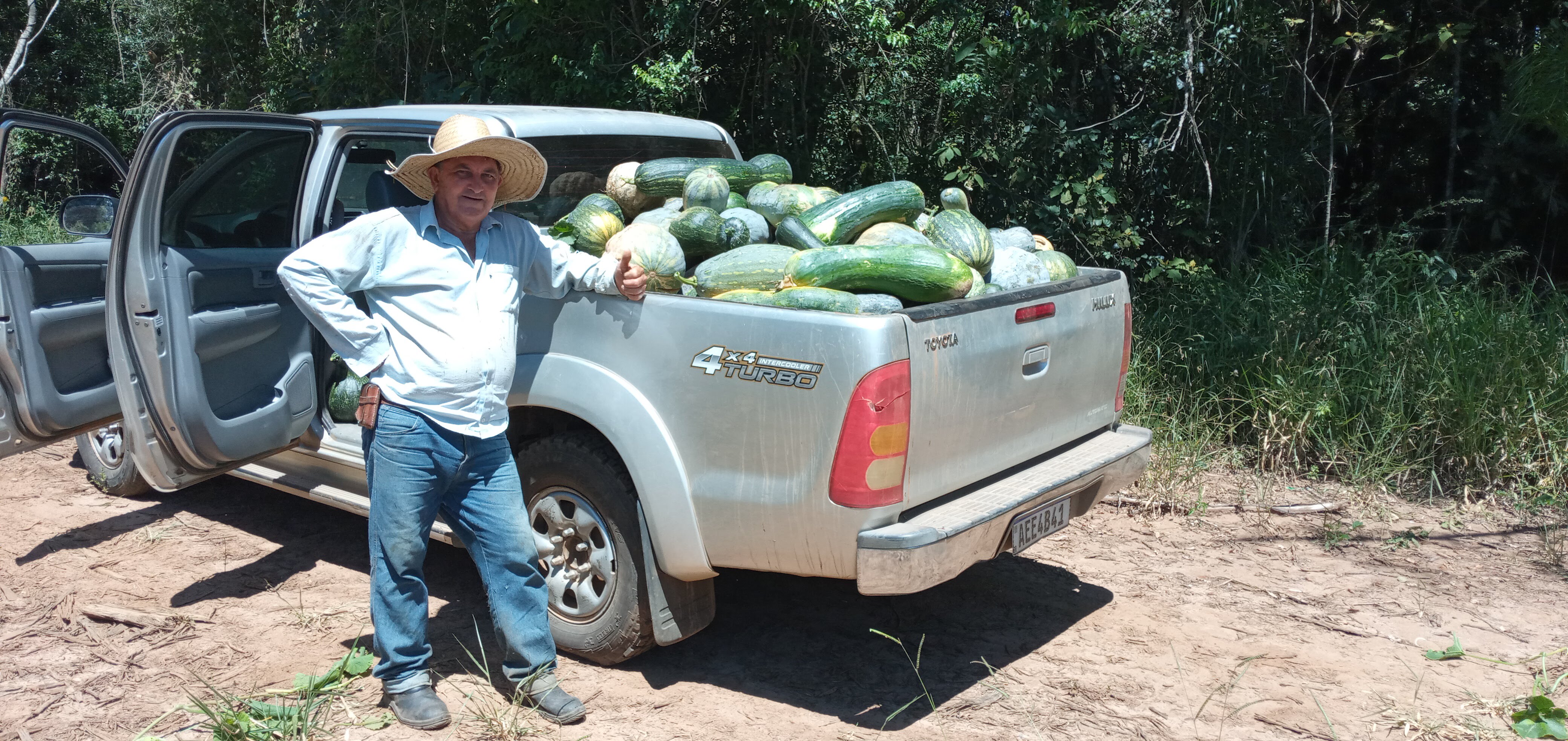 Aylton pronto para entregar a colheita de abóbora, repolho e verduras para a cidade