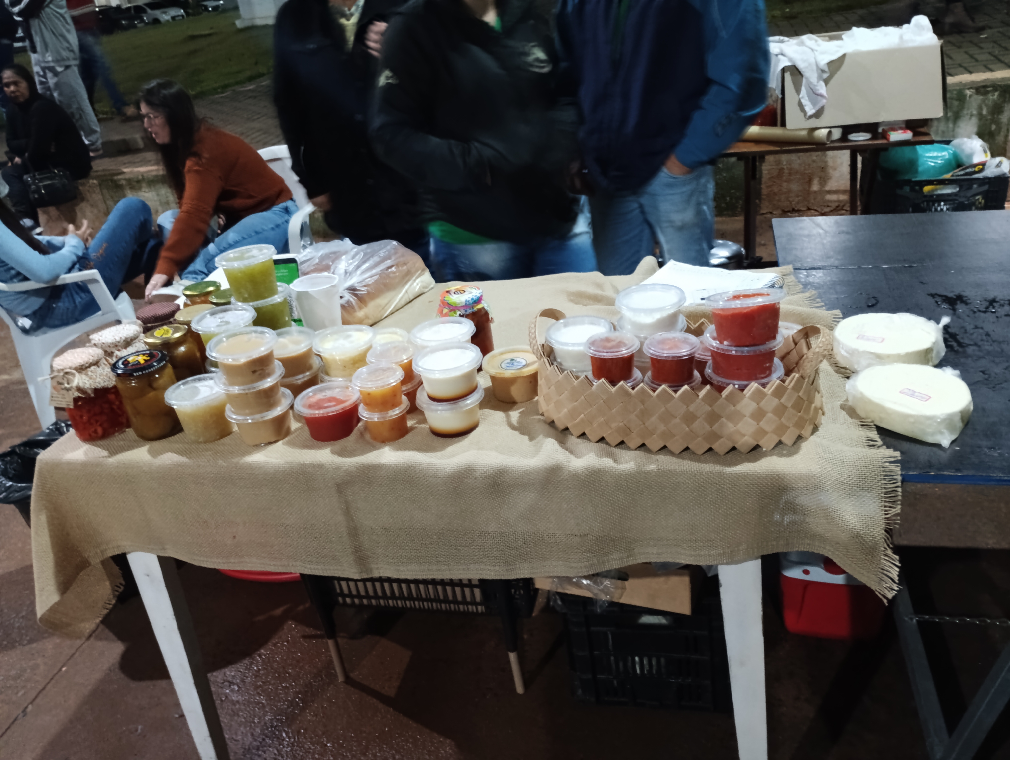 bancada com produtos como: geleias, mousses, doces